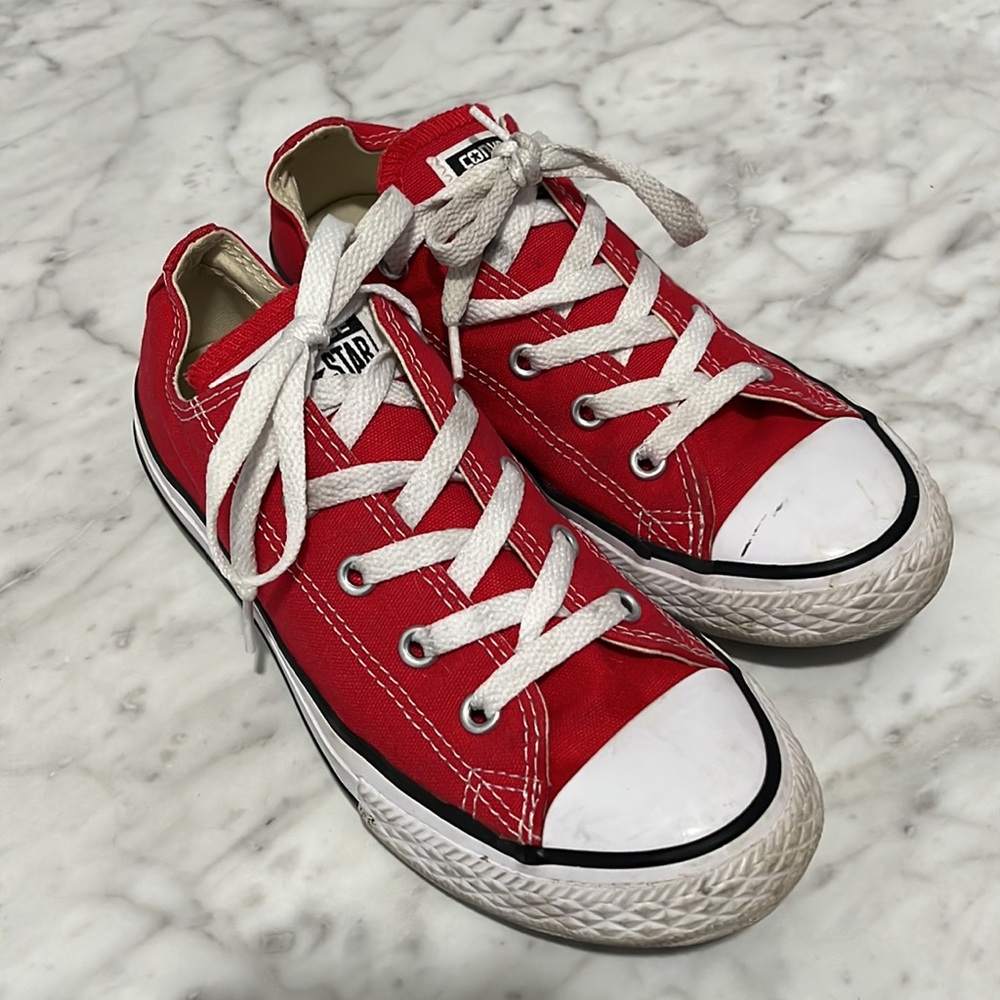 Red converse - Picture 2 of 4